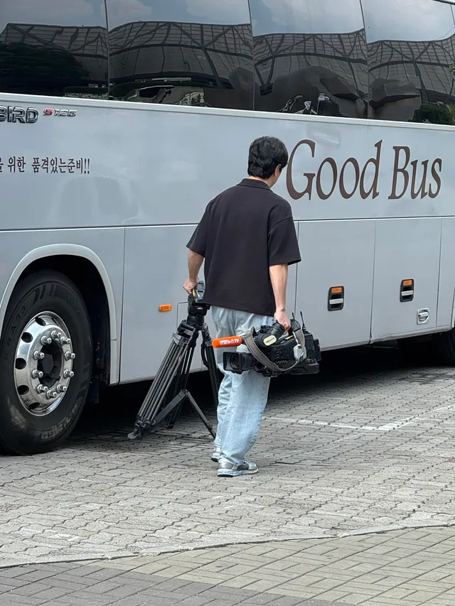 방송사 카메라, 기자들, 경찰(정복+사복, 복면착용), 시설관리자들
엄청 돌아다님
다들 각재지 말고 빨리와줘