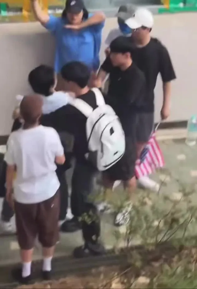 폭행했다니까!! 맞은 분들 다 고소하세요!!