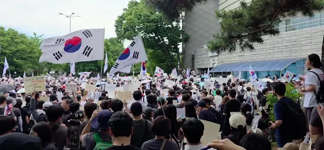 청년이 반이다
​발 디딜 틈 없다
가두리가 아니다