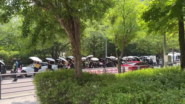 대기업 직원들이 
시위에 나섰다...
.
.
각자의 사연이 있겠지...