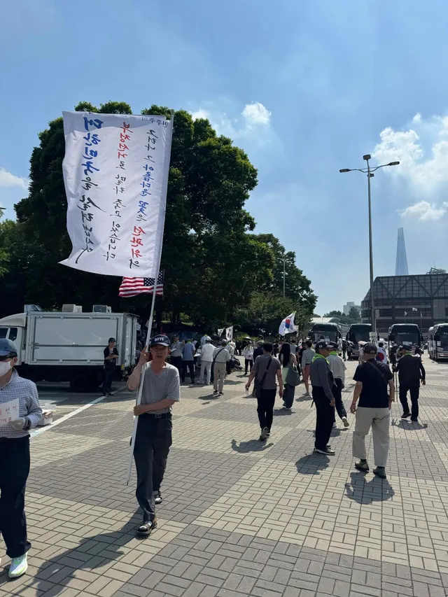 할아버지 부대들 나타나심
한시간 전보다 사람 많아졌어요!
경찰 특별한 움직임 없음