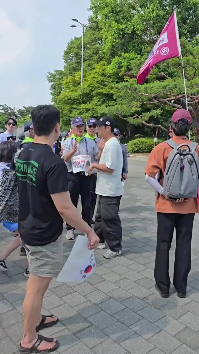 어르신들 행진 방해하는 사람...조심