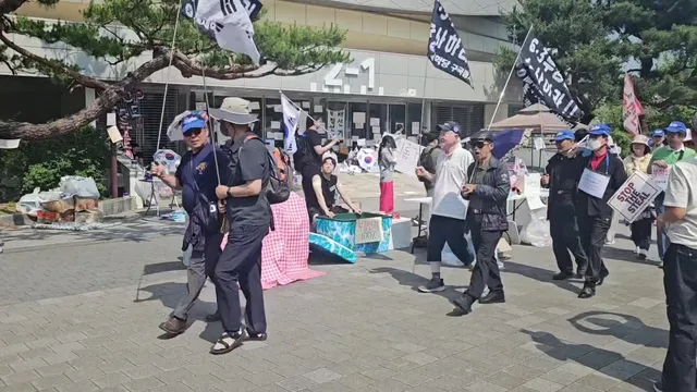 젊은이들 빠지는 낮시간대 순찰돌아주시는 어르신들🩵
감사합니다 ☺️🩷🩷
세대통합 잠실민주화운동

(초상권 문제시 알려주세요 바로삭제!!)