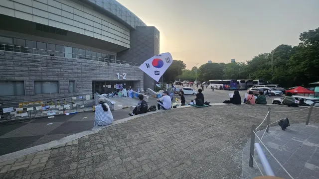 4시30분 다되가는 지금 엄청 평화롭고 경찰들은 열심히 돌아다니기만하는상태예요
아침부터 있던 저는 이제 체력 방전이라 자러 갑니다...😴🔥
