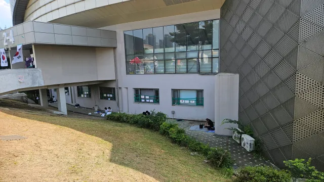 극 I들아 내 아지트인데 공유한다 씨유 뒷자리 ㄹㅇ명당이다 지하층 창문도 다 보이고 혼자 조용하게 있을수 있고 낮동안 그늘져있고 개꿀임
앉아있다