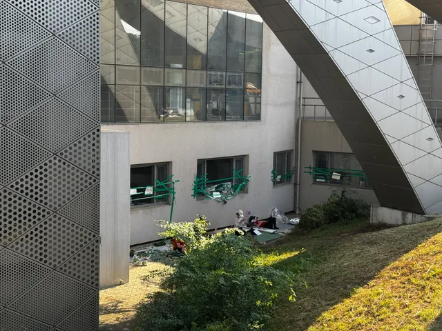 6/10 오후 5:11
2-4 출입구 언덕 밑 구석진곳 현황입니다.
사람은 많이 없지만 언덕위에 사람이 많기때문에 불상사가 생길시 충분히 대처가