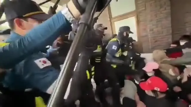 잠실투표소 투표 못한 유권자들 영장 없는 강제 진압 때문에 경찰 신뢰 다 잃음.