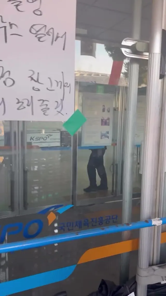 경비가  2-4 문앞 바리게이트  치워달라 하몀서 옆으로 이동했습니다!!