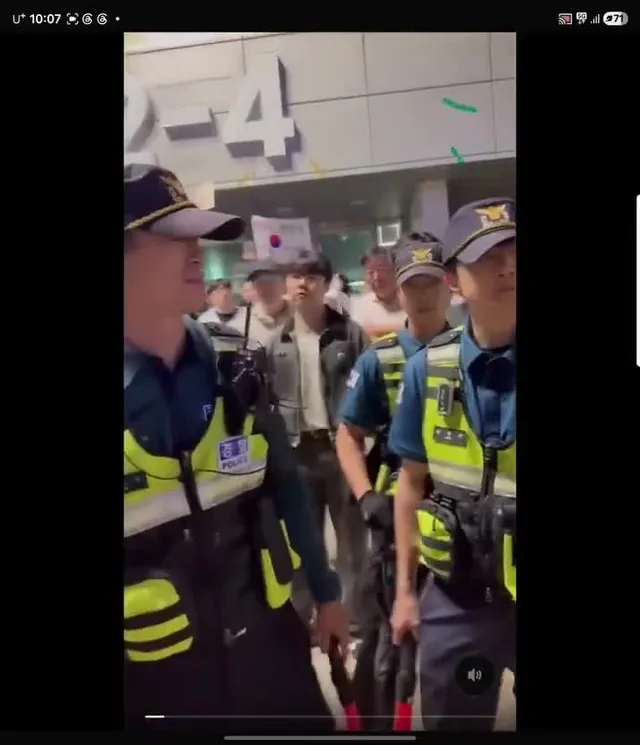 [긴급] 경찰이 올공 2- - -4 침입하려고 간보고감 손떨려 경찰관 개많아짐 화력지원좀 부탁해 동영상 촬영하다 소속과 성명 얘기해달라하니 나보