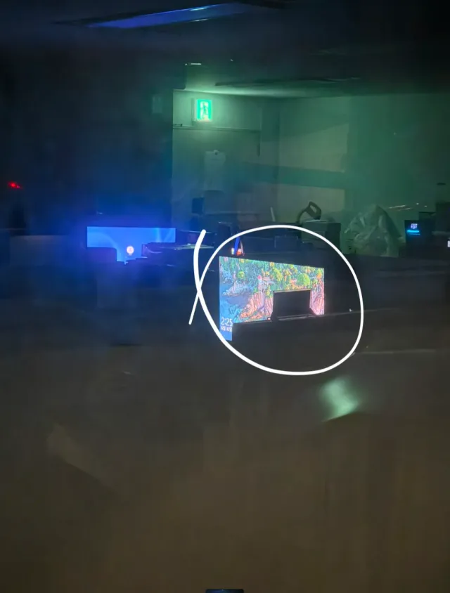 니들 개수작 작작부려라 모니터도 기본화면 그저게 하나만 켜져  있었는데 오늘와서 보니까 여러대 켜져 있고 잠금 화면으로 켜져 있냐? (하얀색동그