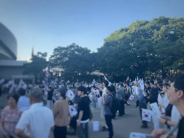 사람은 조금 줄었지만 의지는 더 불타는 듯 🔥🔥

오늘 앞에서 성조기도 흔들어 봄