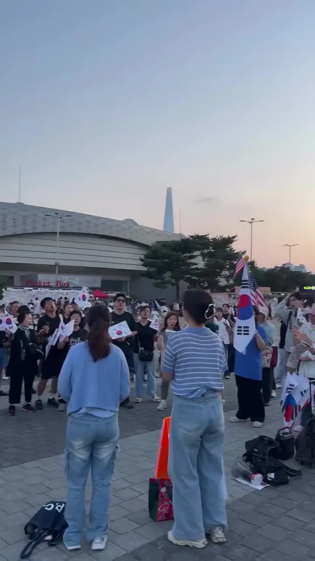 점점 뜨거워지는 예배!!
크리스천 다들 모여!!
우리 기타가 없는데, 기타 쳐줄수있는사람??