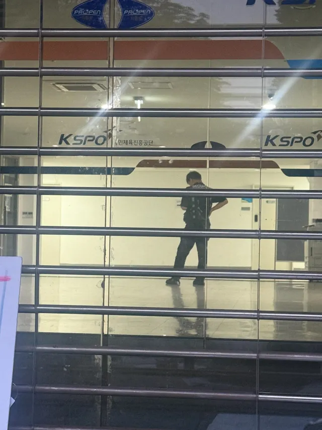 안에서 투표함을 옮기고 있습니다!
여러분들! 시작되었습니다!
못나가게 막아야합니다!

전체 출입구 분산되어 전부 다 막아주세요!!
1학년 1반입