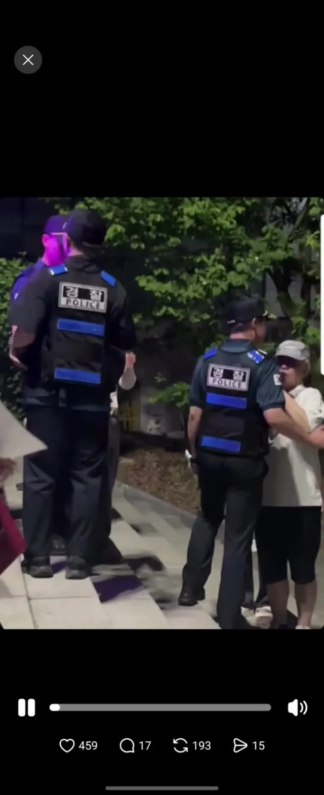 🚨 지금 1- - -2 게이트 입구에서 올라가는 방향에 지도를 들고 있는 경찰 + 다른 경찰들이 위에서 아래로 가는 계단의 통로를 갑자기 확보