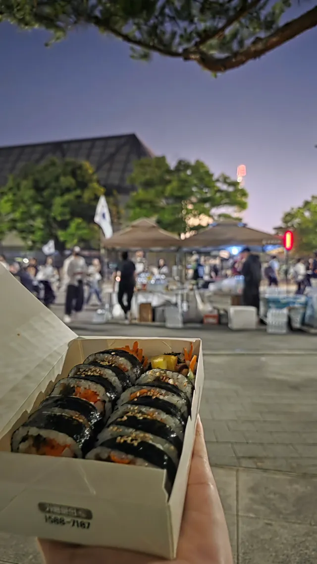 오늘은 혼자 와서 2-1 앞에서 김밥 먹는 중.

인사 나눌 스친이들 여기로 와!ㅋㅋㅋ