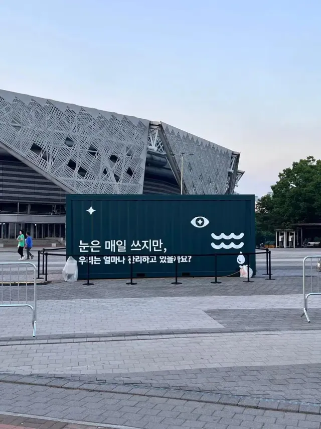 믿든 안믿는 전시안은 의외로 곳곳에 우리가 모르는 사이에 깊숙히 들어와있습니다 청와대 개방의날 무대 공연 설치 모양 전시안.

윤카는 왜 청와대