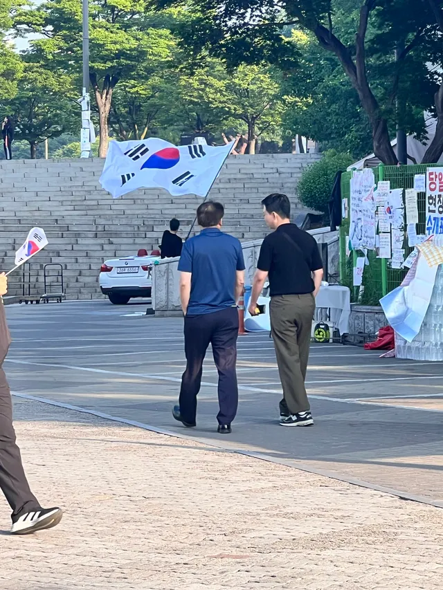 파란옷 경찰 간부 같은디 
6시40분쯤 츨근하더니 
근무자에게 보고받으면서 경기장 둘러보다 
황교안대표님 와 계신거 보더니 사진찍어서 
어디다 