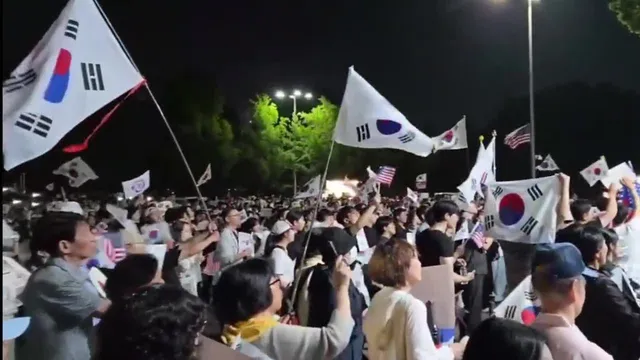 어제밤 
잠실 올림픽 공원에 울려퍼진 애국가! 

저는 자유민주주의 대한민국이 좋아요 !