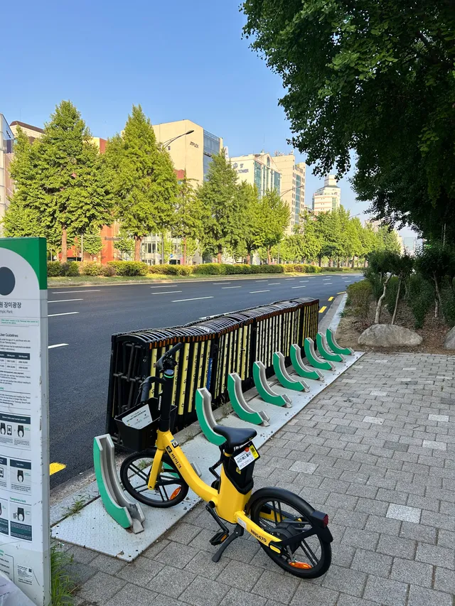 장미공원 입구쪽 바리게이트 있습니다