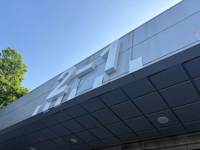 현재 2-1 게이트 앞에서 대한체육회 측이 기자회견을 준비 중입니다. 우리 시민들 때문에 업무 방해를 당하고 있다는 억지 주장을 펼치려는 것으로