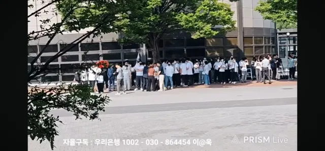 지금 대한체육회라고 마스크에 흰옷 입은사람들 기자회견 하고있습니다 인원수보니까 강제로 진입시도 할수있을거 같아요