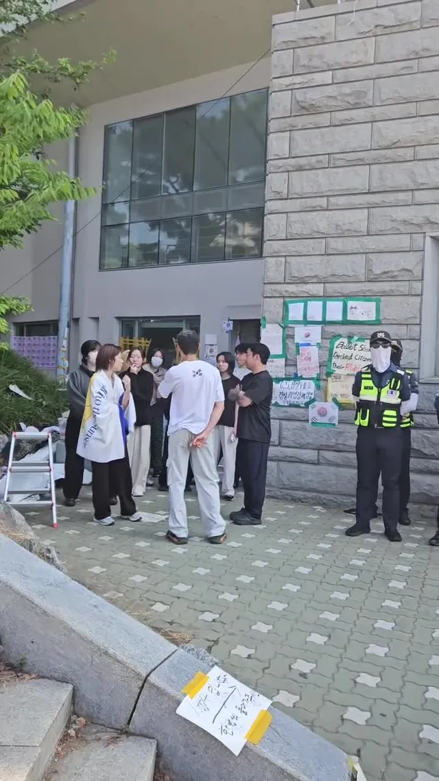 1-4 비상비상 연합뉴스 사다리 있고 경찰분들 있습니다