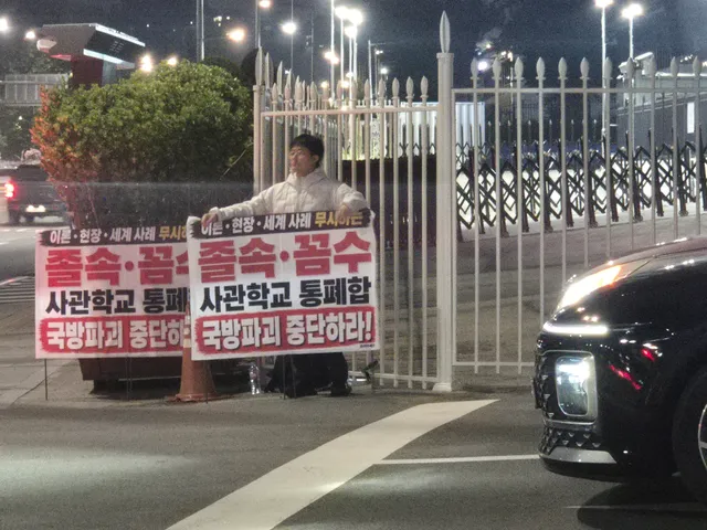 국방부 앞에서 밤을 샜어. 해가 금방 뜨네!