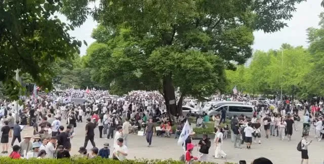 저는 정치에 전혀관심이 없는사람입니다
그래도 왔어요 ㅠㅠ
현장은 뜨겁습니다. 오길 잘한것 같아요
저는 inspiration 컨텐츠 만드는 사람인