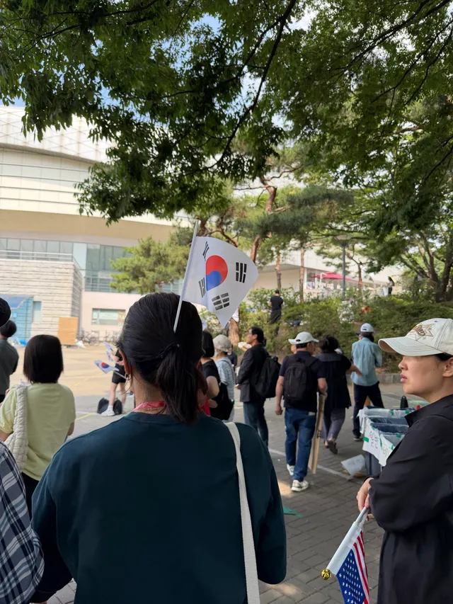 역시 아침이 한산하구나. 
머리에 태극기 꽂고 지원왔어. 

혼자서 올공갈까말까 고민하는 분들,
빈손으로 가도 물, 모자, 부채, 피켓, 간식,