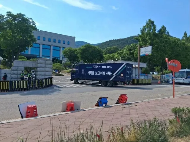 선관위에 들어가는 기록물 보안 파쇄 전문업체 ‘더부러‘ 의 파란 트럭
