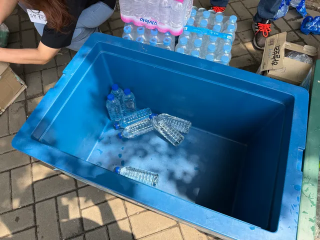 현장에 얼음이 제일 많이 필요한것 같습니다 
올림픽로424 핸드볼경기장 1-3 으로 많이 보내주세요!!!!!!
대량으로 보내실분들은 근처 업체 