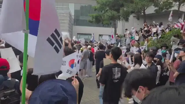 나라꼴이 이지경인데.
무슨 장사를~~~
생수라도 사갖고. 대학생들 응원이나 가야겟당~^^