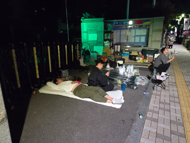 어제 퇴근후 7시쯤 부터 새벽 5시30분까지 집회 참여하여 태극기를 흔들고, 구호를 외치며 자유를 울부짖었습니다.

부산이오님은 너무 피곤해 보