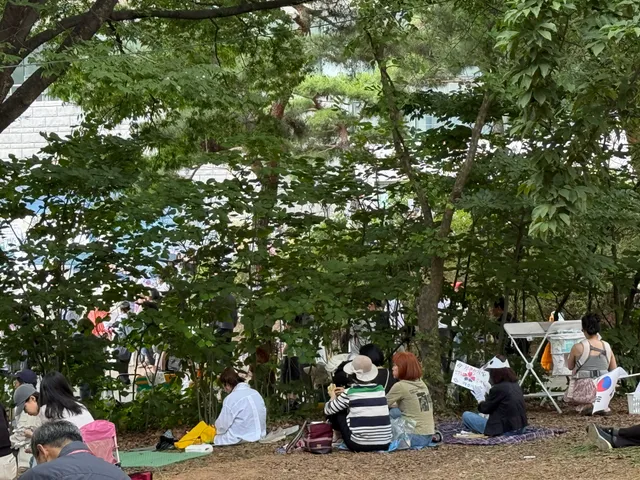 1-3앞  잔디쪽에 어떤 엄마분이 기저귀갈이대 놔주셨어…. 몇일 나오셨는데 기저귀갈이대 필요한것같다고 거져오셨어ㅠㅠㅠㅠ 
설치후에 애기가 응가해