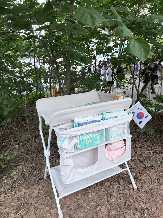 기저귀 갈이대 

1-3 메인 거리에서 올라가는 샛길 바로 오른쪽 나무 옆에 숨겨두었어요 

기저귀 5단계 1팩
유기농 과자 1통
물티슈 6팩
