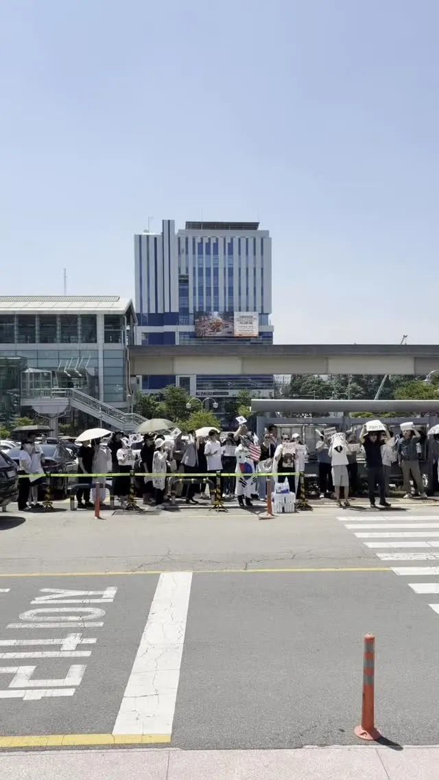 실시간 경남 김해 시청 앞입니다.
멀리서나마 김해도 함께하겠습니다.