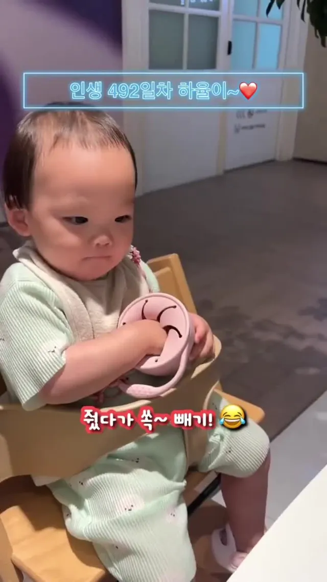 야옹이한테 까까를 주는 줄 알았는데… #16개월아기 #아기일상 #까까먹방 #야옹이인형 #애착인형