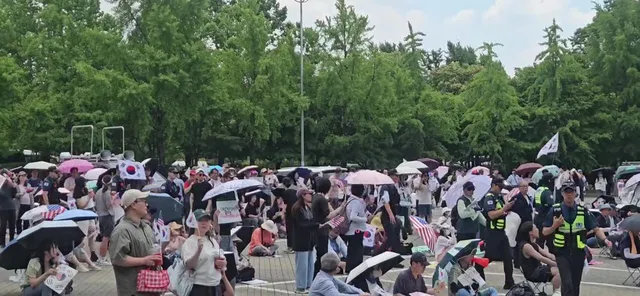 이게 폭력시위라고?

민주주의 수호대 운동이지!!!!!!!