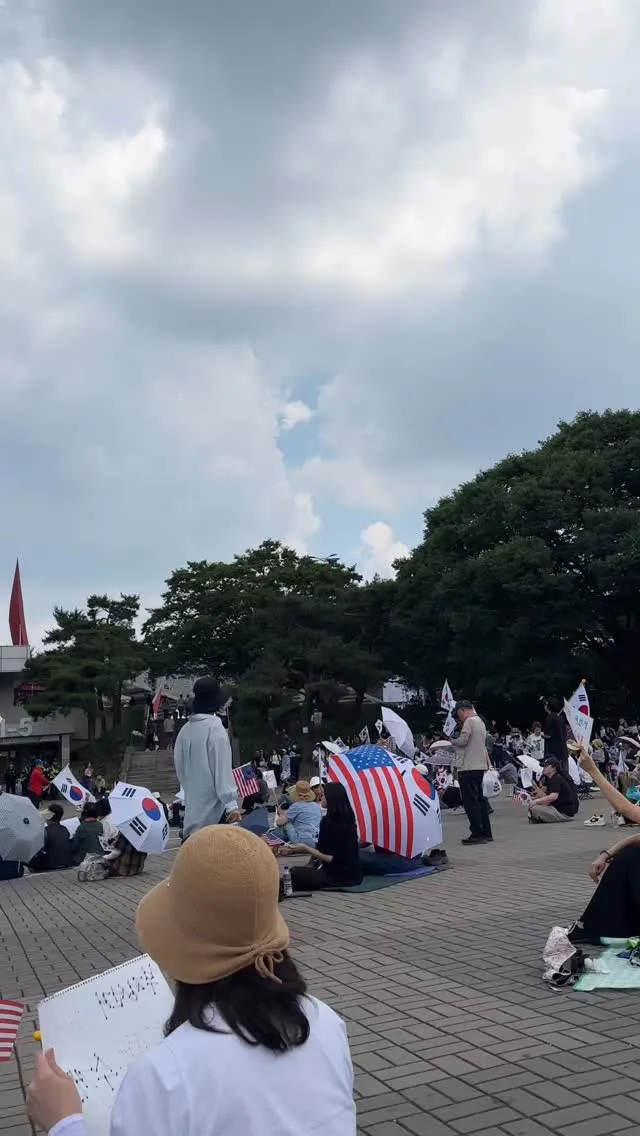 오늘11:30-14:00 까지 기록🇰🇷
중간에 잠시 아주 잠시 소나기왔지만
주변 어르신들께서 양산같이 쓰자고 오라고 해주심😭

오늘 나같은