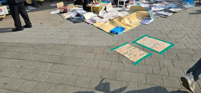 초딩 6학년도 나와서 수제 피켓 제작 자원봉사 하네요!