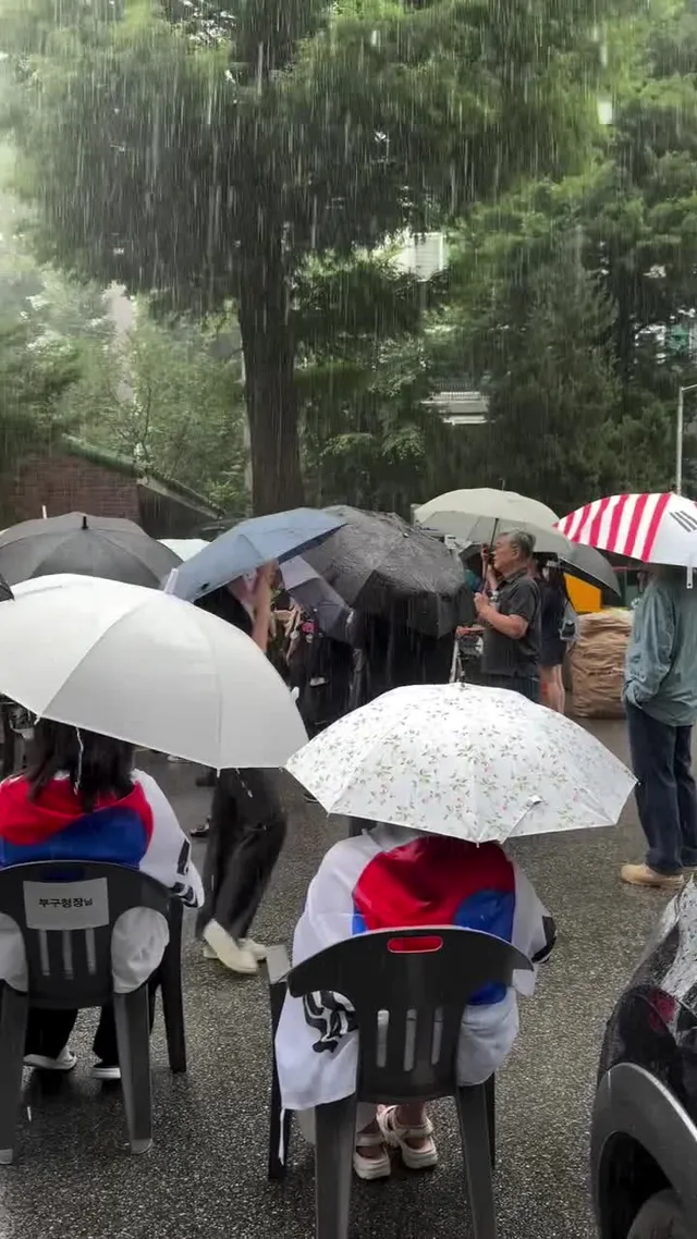 2026. 06. 04. 14:26

비가 와도 외치고
어린 아이들도 외쳤다