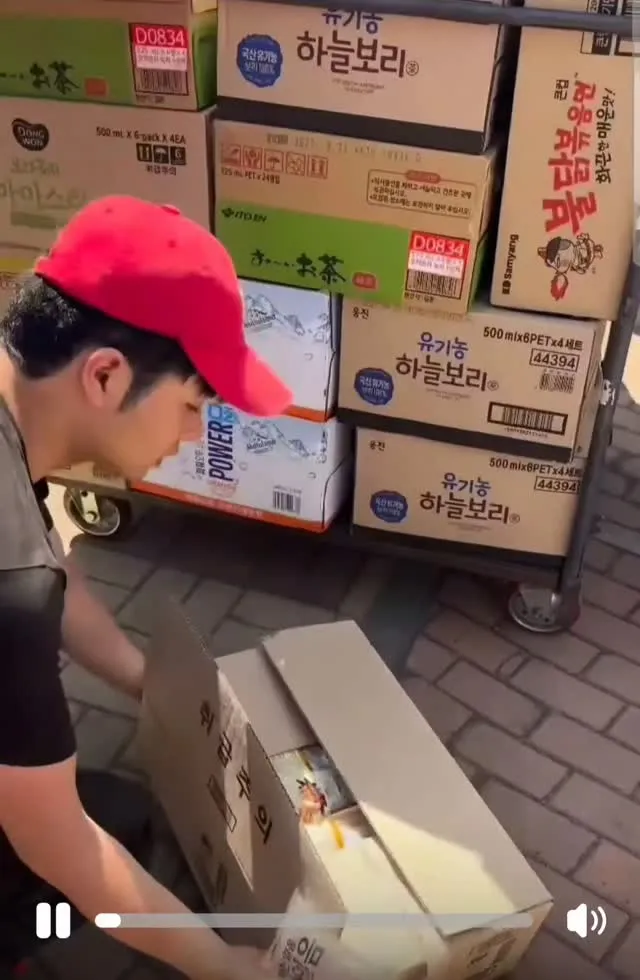 올림픽공원 핸드볼경기장 전체를 감금 봉쇄중인 참정권 타령 저지능 2찍 윤어게인 내란폭동견들
급기야 건물 내 CU편의점 들어갈 재고 다 뜯어서 부