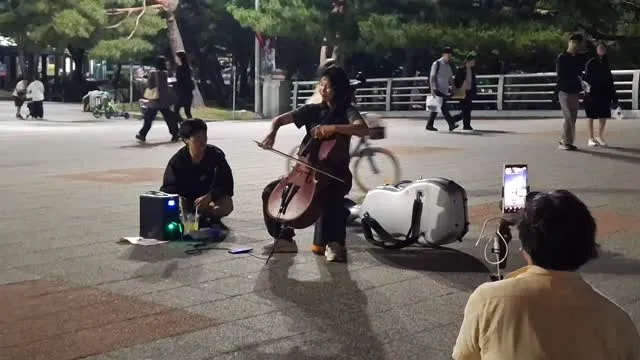 엄청나군 ㅎㅎ
미안합니다. 이제야 와서 ㅎ ㅎ
왜이리 사람들 많아 진거야 ㅎ ㅎ 
오늘 평일입니다.
ㅎㅎ
파티시작 ㅎㅎ

~김사주 잠실 아 잠실