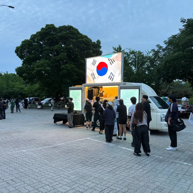 오늘밤 12시, 내일밤 12시에 연달아 애국 푸드트럭을 보냅니다. 
식사 모두 무료이니 밤을 새는 분들은 많이 찾아주세요! 
집회 취지를 고려하