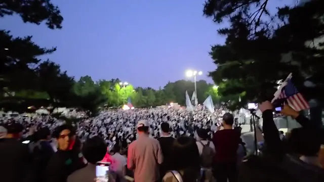 6월11일 8시 18분 현장입니다
오늘은 중간에 들어가지도 못할정도로 꽉차있네요 ㄷㄷㄷㄷ