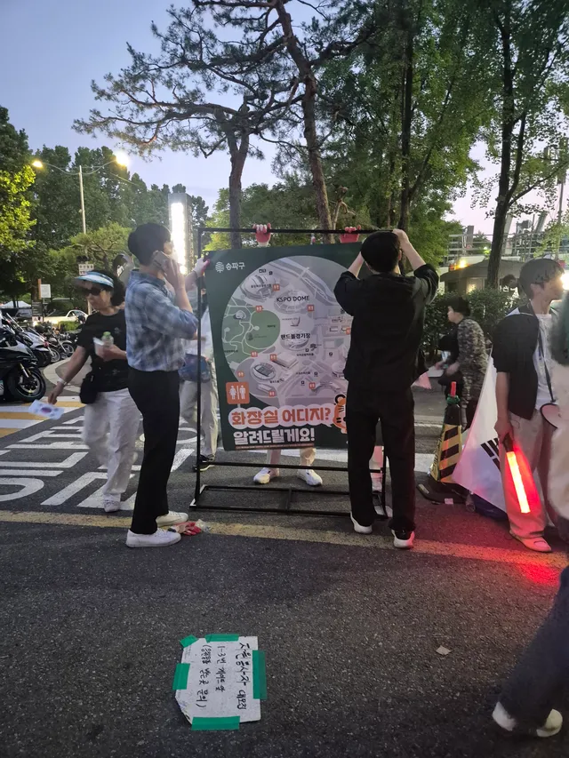 그거아세요.!? 항상봉사자분들께
화장실찾느라 물어보신분들!!
현장안내판 만들려다 무슨 단체냐 집회냐 모임이냐
욕먹을까봐 시도도 못했는데
서울시에