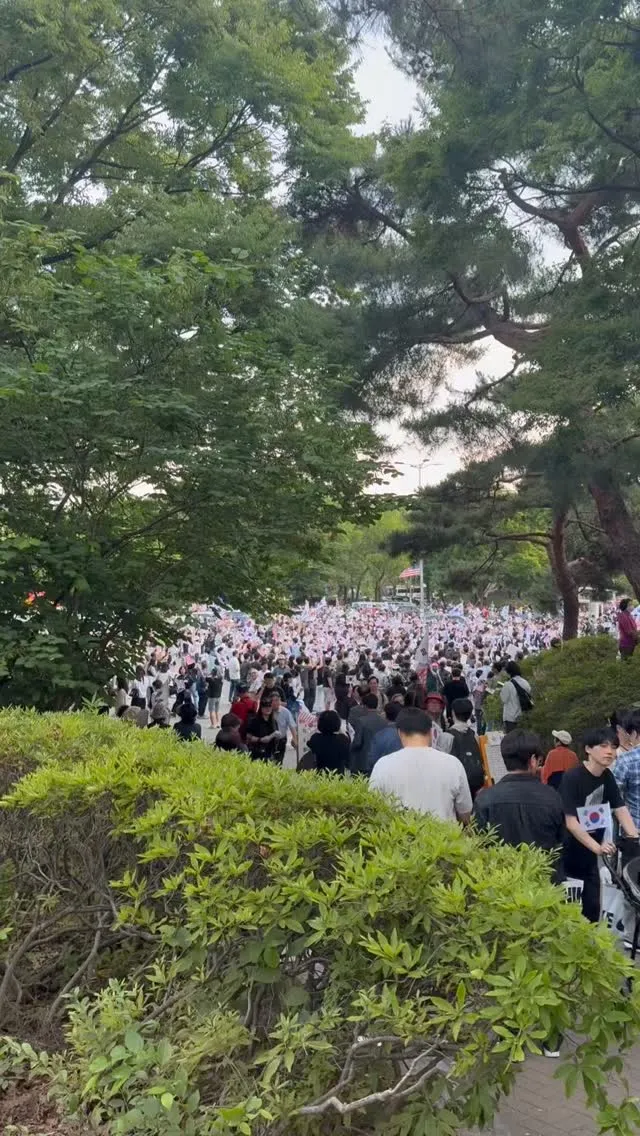 경찰이 채증비디오 들고 돌아다니네요.
조심합시다.
금일 실시간입니다.