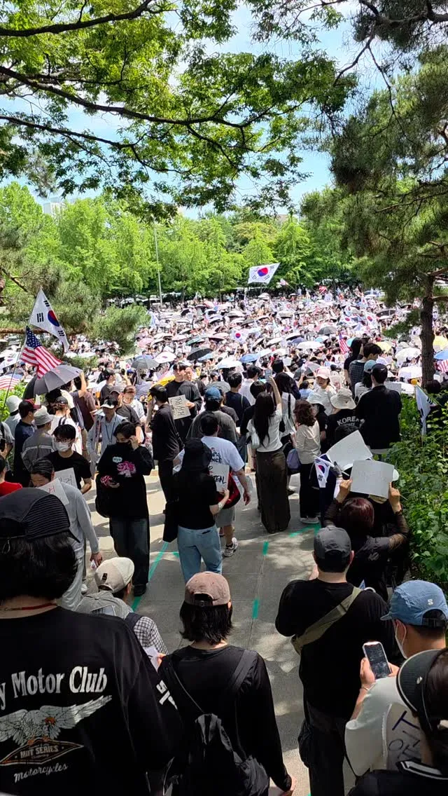 잠실 왔는데 장난아니다ㄷㄷ

닥치고 재선거!!