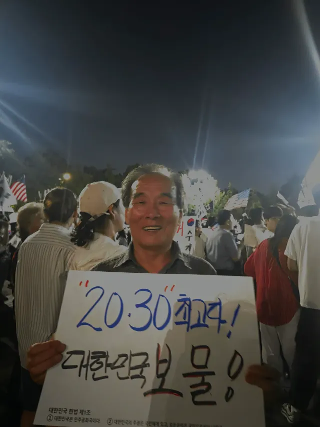 오늘 드는 두가지 의구심

어땋게 언론이 코빼기도 안보이는지

그동안 온라인상 나이 성별 지역으로
갈라치기한 사람들은 누군지

(어르신이 올려도