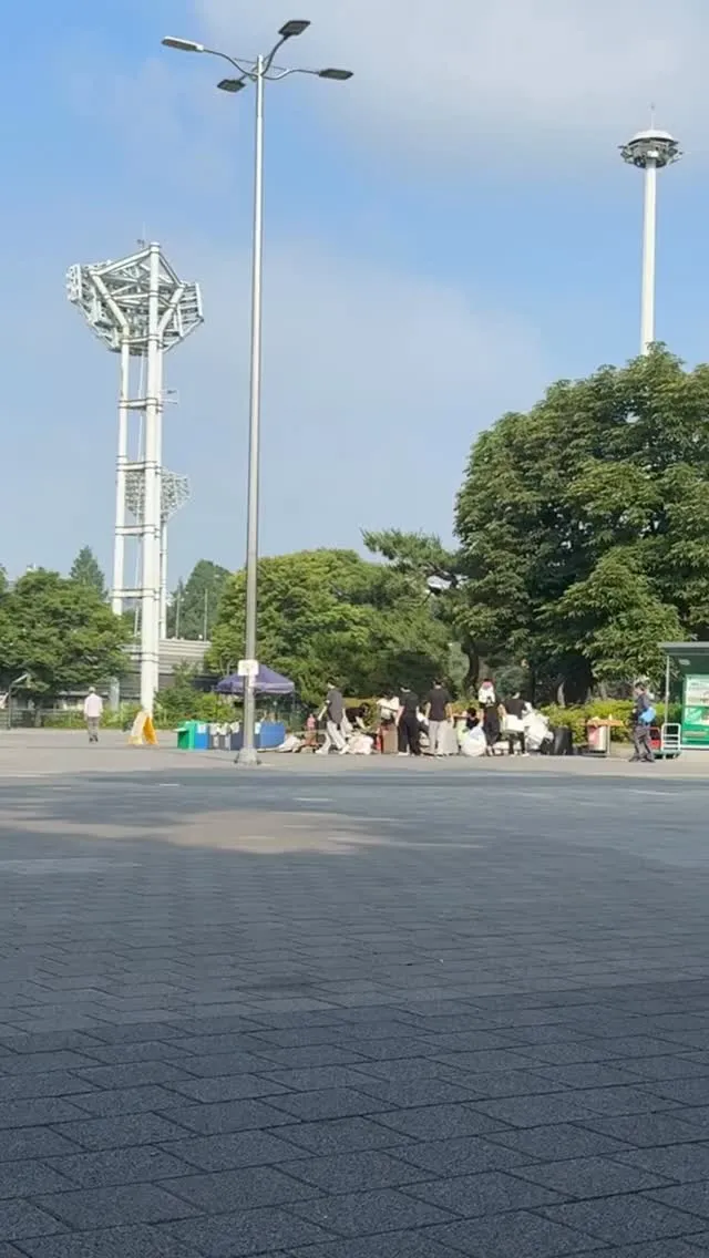 올림픽공원 쓰레기대란이라고?

이른 아침부터 봉사자분들이 고생하시는데, 이런건 왜 기사 안쓰니? 쓰레기마다 섹터까지 나눠서 정리하신다. 
치우시